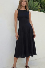Vestido midi de lino, sin mangas, corte en a, cuello barco, escote en espalda y cortes frontales decorativos. Cierre lateral con cremallera oculta.