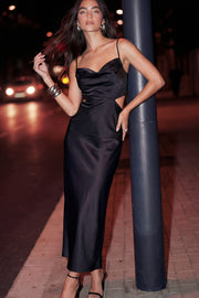 Vestido midi satinado de fit ajustado, escote fluido con plisados en sisa, tirantes delgados con lazado ajustable posterior, cut out en costados y espalda. Cierre posterior con cremallera oculta.