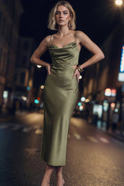 Vestido midi satinado de fit ajustado, escote fluido con plisados en sisa, tirantes delgados con lazado ajustable posterior, cut out en costados y espalda. Cierre posterior con cremallera oculta.