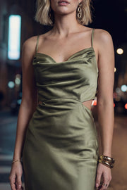 Vestido midi satinado de fit ajustado, escote fluido con plisados en sisa, tirantes delgados con lazado ajustable posterior, cut out en costados y espalda. Cierre posterior con cremallera oculta.