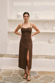 Vestido midi de fit recto, escote curveado con detalles plisados y corte frontal, tirantes delgados con cruce posterior y lazado ajustable en espalda. Abertura frontal en bajo y cierre posterior con cremallera oculta.
