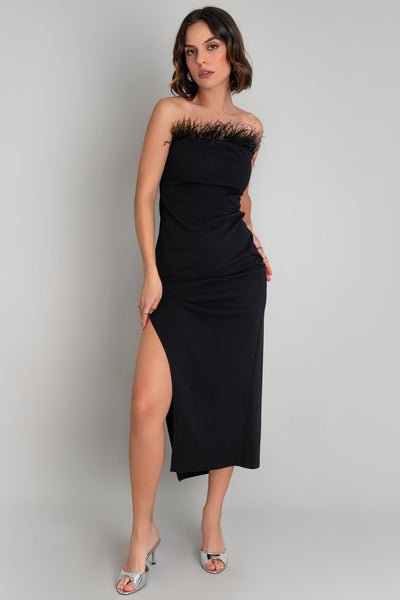 Vestido midi strapless, de fit ajustado, escote recto con detalle decorativo de plumas en borde y abertura lateral en bajo. Cierre posterior con cremallera visible en contraste.