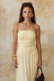 Vestido midi strapless, de escote recto, plisados en costados y corte en a con plisados en cadera.