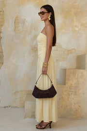 Vestido midi strapless, de escote recto, plisados en costados y corte en a con plisados en cadera.