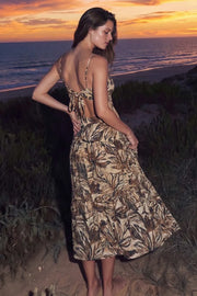 Vestido midi estampado, tirantes delgados ajustables, escote v con cortes y plisados frontales, corte en a con plisados en cadera y capas de olanes en bajo. Detalle de cut out espalda con rib elástico y nudo amarrable posterior.