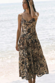 Vestido midi estampado, tirantes delgados ajustables, escote v con cortes y plisados frontales, corte en a con plisados en cadera y capas de olanes en bajo. Detalle de cut out espalda con rib elástico y nudo amarrable posterior.