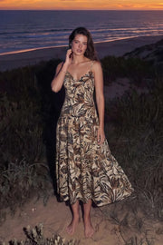 Vestido midi estampado, tirantes delgados ajustables, escote v con cortes y plisados frontales, corte en a con plisados en cadera y capas de olanes en bajo. Detalle de cut out espalda con rib elástico y nudo amarrable posterior.