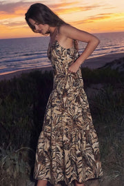 Vestido midi estampado, tirantes delgados ajustables, escote v con cortes y plisados frontales, corte en a con plisados en cadera y capas de olanes en bajo. Detalle de cut out espalda con rib elástico y nudo amarrable posterior.