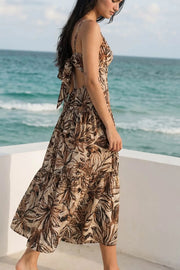 Vestido midi estampado, tirantes delgados ajustables, escote v con cortes y plisados frontales, corte en a con plisados en cadera y capas de olanes en bajo. Detalle de cut out espalda con rib elástico y nudo amarrable posterior.