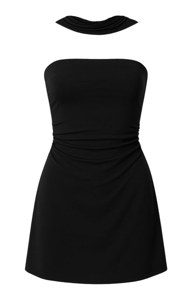 Vestido corto de fit ajustado, escote recto, corte en a, plisados en costados y detalle decorativo posterior de choker.