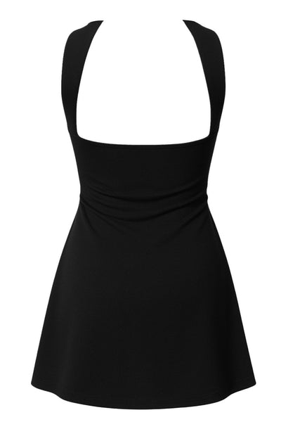 Vestido corto de fit ajustado, escote recto, corte en a, plisados en costados y detalle decorativo posterior de choker.