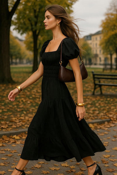 Vestido midi de corte en a, manga corta abullonada con rib elástico en bordes, escote cuadrado, plisados frontales, rib elástico en cintura y bajo con capas de olanes. Detalle de fruncido en espalda.