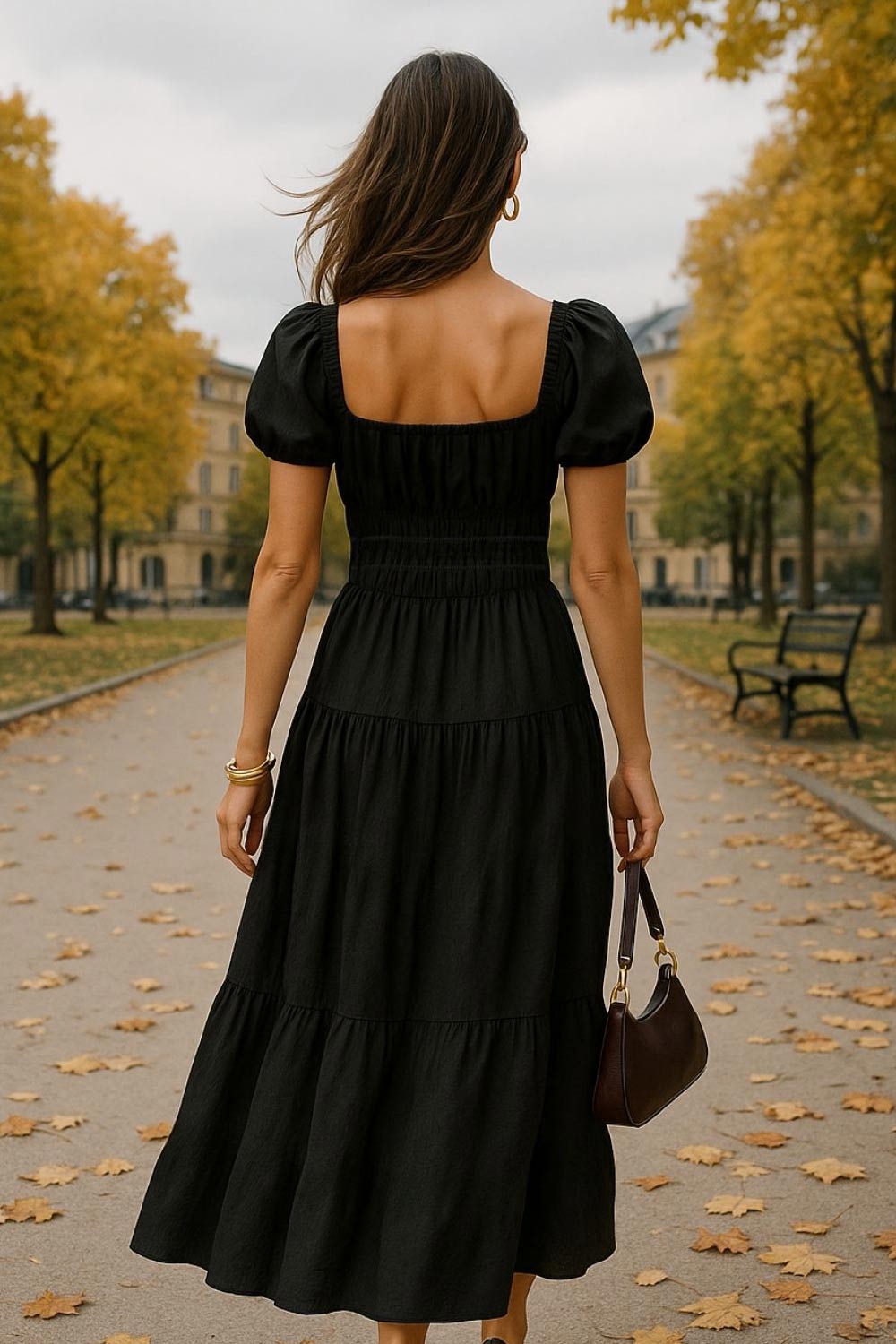 Vestido midi de corte en a, manga corta abullonada con rib elástico en bordes, escote cuadrado, plisados frontales, rib elástico en cintura y bajo con capas de olanes. Detalle de fruncido en espalda.