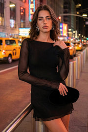 Vestido corto ajustado de mesh, corte en a, cuello barco, manga larga con puño amplio, escote en espalda con lazo amarrable posterior y detalle de rib rizado en bordes.