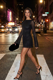 Vestido corto ajustado de mesh, corte en a, cuello barco, manga larga con puño amplio, escote en espalda con lazo amarrable posterior y detalle de rib rizado en bordes.