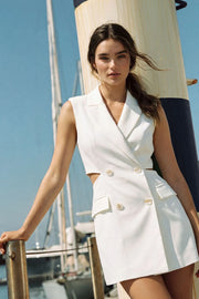 Vestido chaleco con solapa y con doble cruce de botón en contraste. Detalle de bolsillos frontales con cartera, cut out en costados y espalda.