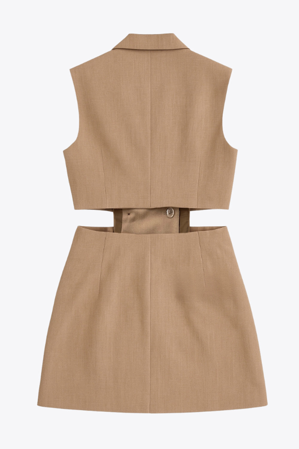 Vestido chaleco con solapa y con doble cruce de botón en contraste. Detalle de bolsillos frontales con cartera, cut out en costados y espalda.