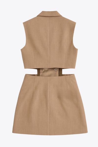 Vestido chaleco con solapa y con doble cruce de botón en contraste. Detalle de bolsillos frontales con cartera, cut out en costados y espalda.