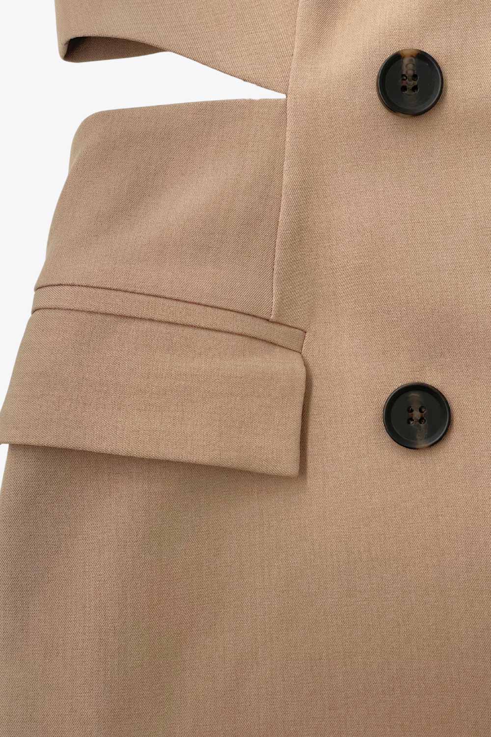 Vestido chaleco con solapa y con doble cruce de botón en contraste. Detalle de bolsillos frontales con cartera, cut out en costados y espalda.