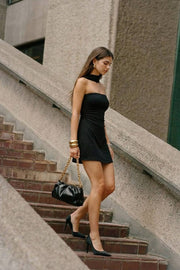 Vestido corto strapless de fit ajustado y escote recto con detalle decorativo de choker.