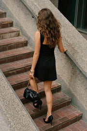 Vestido corto strapless de fit ajustado y escote recto con detalle decorativo de choker.