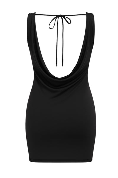 Vestido corto de fit ajustado, cuello barco, sin mangas, escote profundo en espalda con detalle fluido y lazo amarrable posterior.