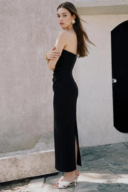 Vestido largo strapless, de fit ajustado, escote recto, plisados en costado, cierre posterior con cremallera oculta y abertura en bajo.