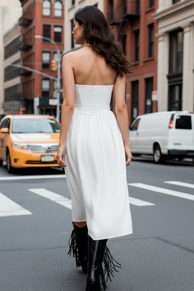 Vestido midi strapless de escote recto, fit ajustado, detalle v frontal en cintura con plisados, corte en a y cierre lateral con cremallera oculta.