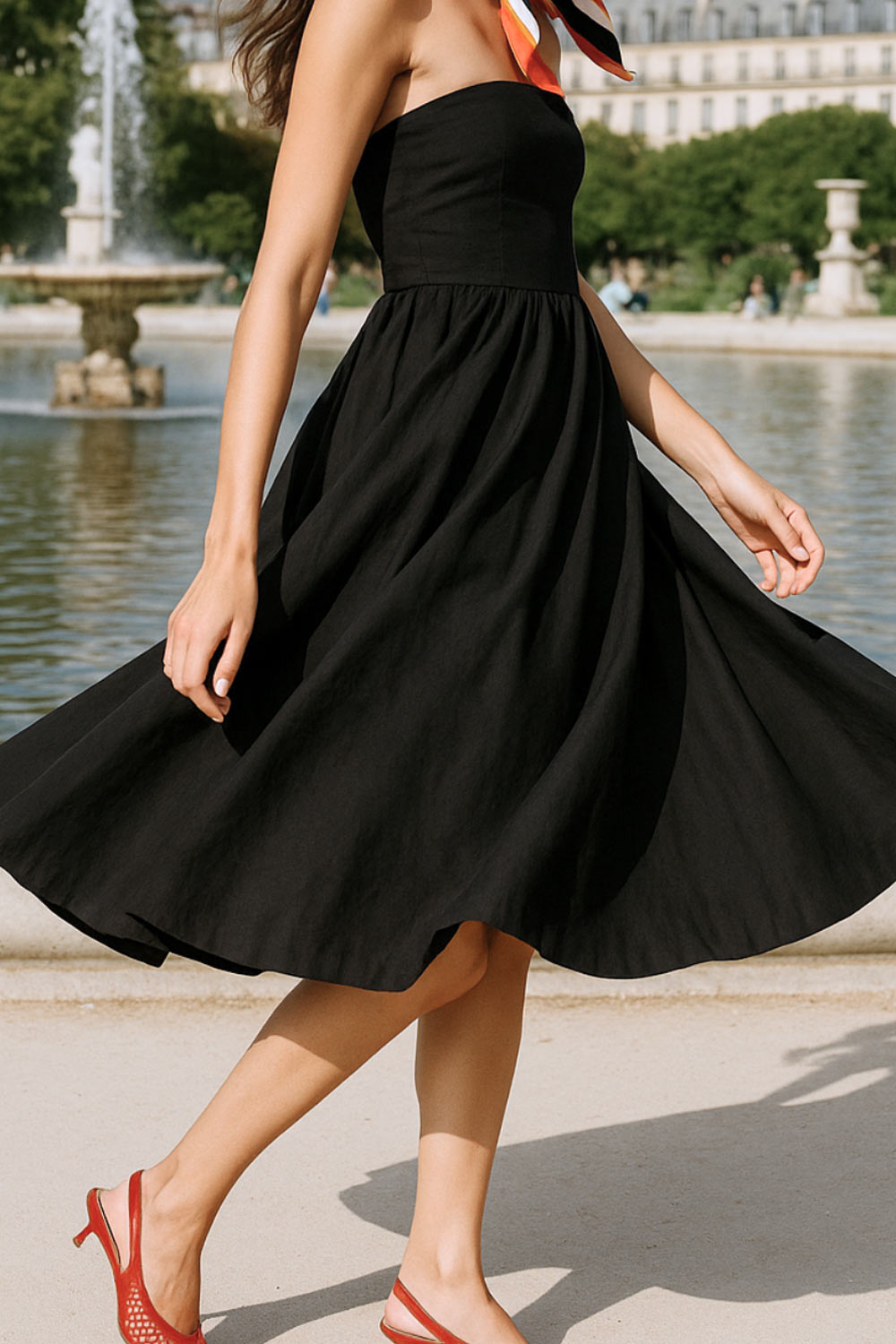 Vestido midi strapless de escote recto, fit ajustado, detalle v frontal en cintura con plisados, corte en a y cierre lateral con cremallera oculta.