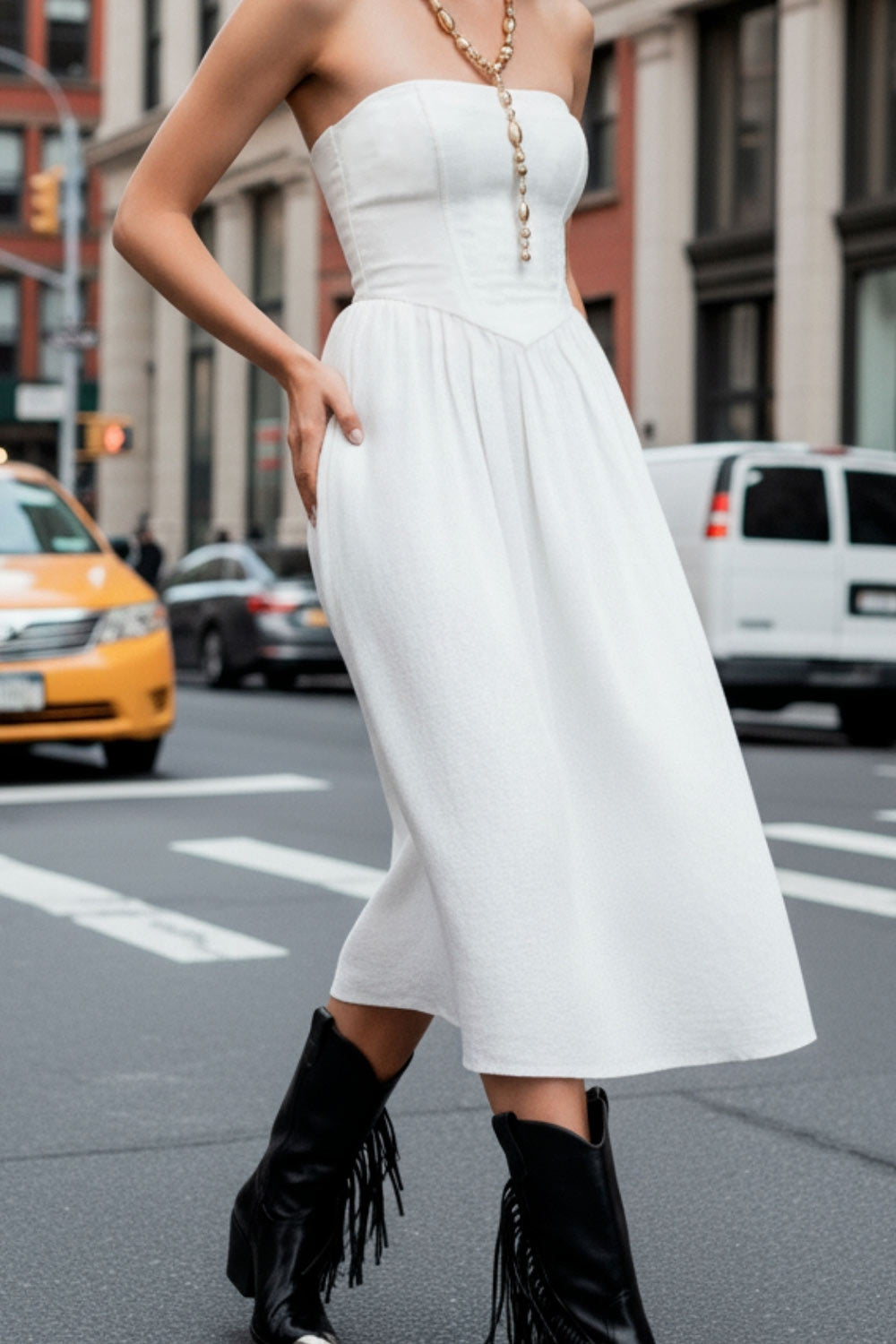 Vestido midi strapless de escote recto, fit ajustado, detalle v frontal en cintura con plisados, corte en a y cierre lateral con cremallera oculta.