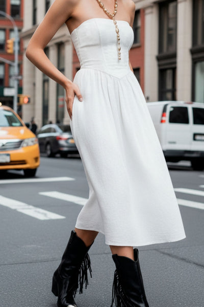 Vestido midi strapless de escote recto, fit ajustado, detalle v frontal en cintura con plisados, corte en a y cierre lateral con cremallera oculta.