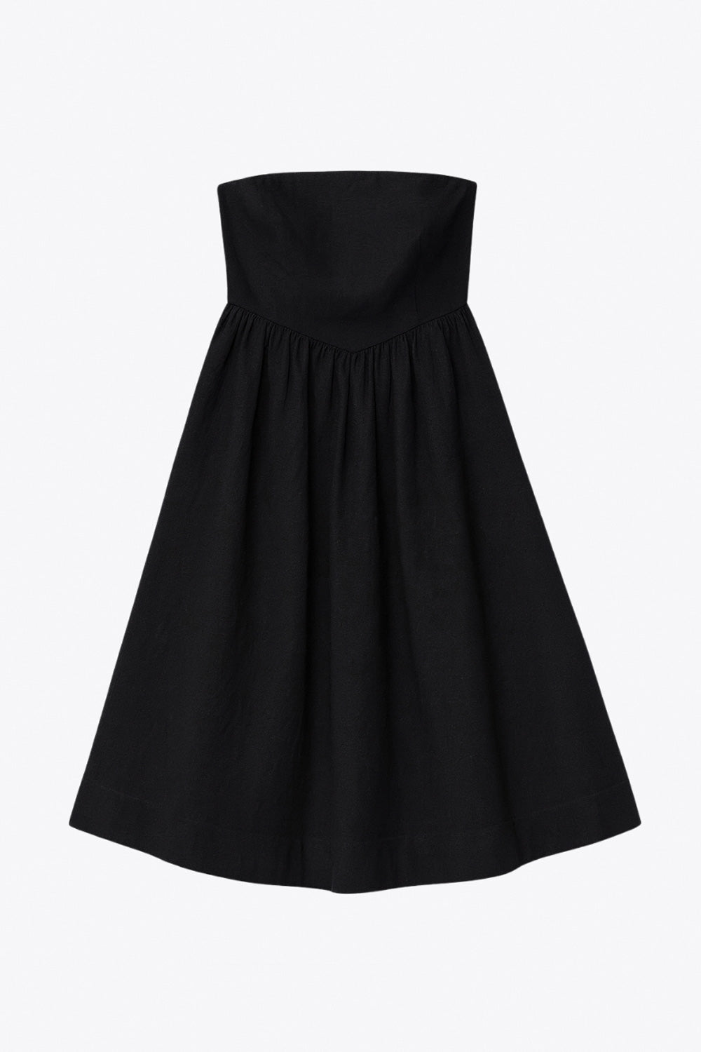 Vestido midi strapless de escote recto, fit ajustado, detalle v frontal en cintura con plisados, corte en a y cierre lateral con cremallera oculta.