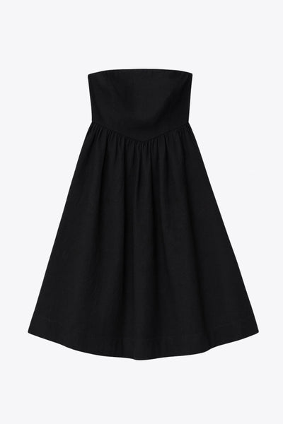 Vestido midi strapless de escote recto, fit ajustado, detalle v frontal en cintura con plisados, corte en a y cierre lateral con cremallera oculta.