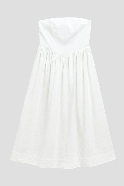 Vestido midi strapless de escote recto, fit ajustado, detalle v frontal en cintura con plisados, corte en a y cierre lateral con cremallera oculta.