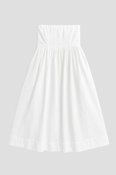 Vestido midi strapless de escote recto, fit ajustado, detalle v frontal en cintura con plisados, corte en a y cierre lateral con cremallera oculta.