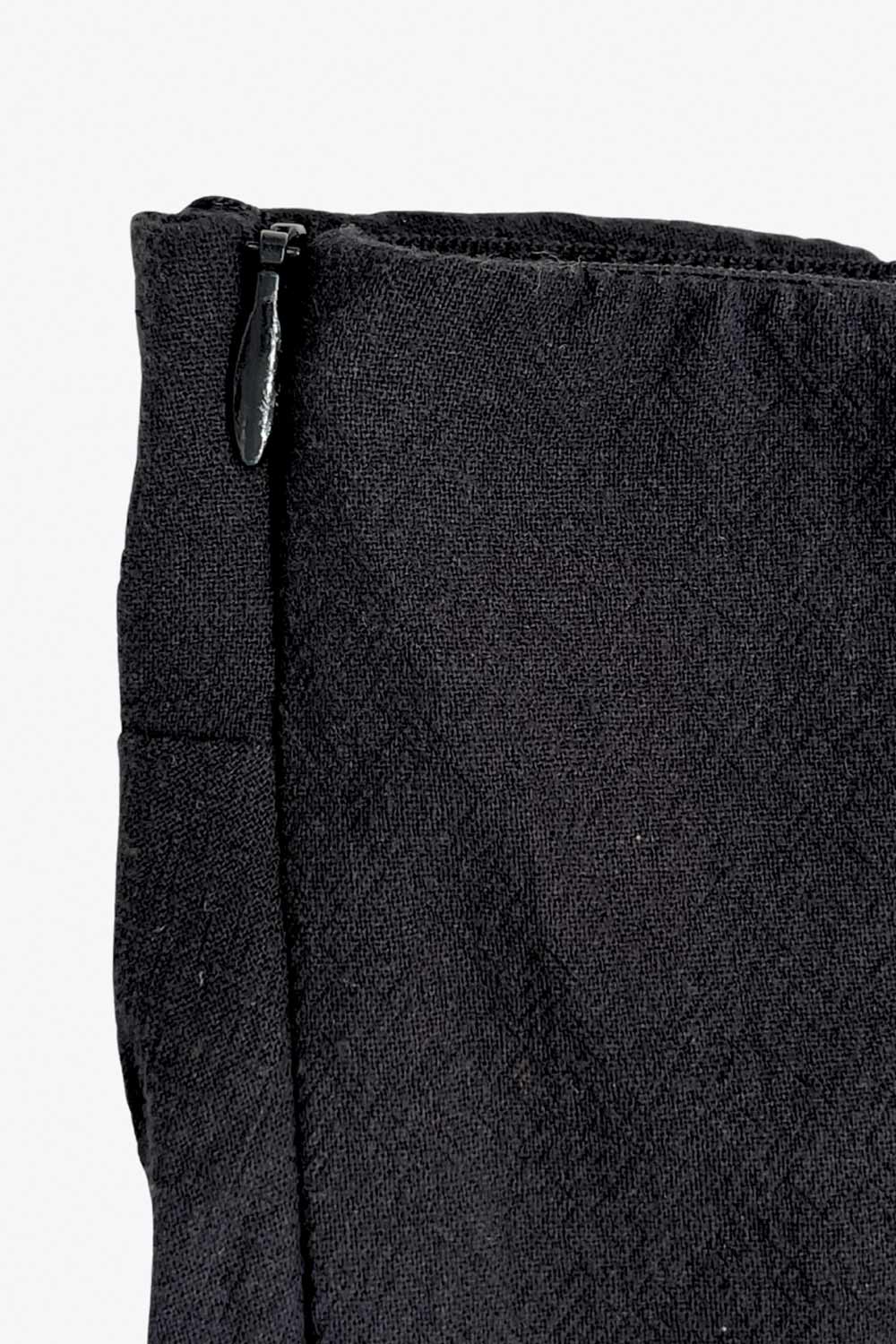 Vestido midi strapless de escote recto, fit ajustado, detalle v frontal en cintura con plisados, corte en a y cierre lateral con cremallera oculta.