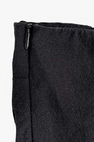 Vestido midi strapless de escote recto, fit ajustado, detalle v frontal en cintura con plisados, corte en a y cierre lateral con cremallera oculta.