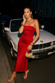 Vestido largo satinado fit ajustado, strapless y escote recto.