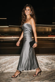 Vestido largo satinado fit ajustado, strapless y escote recto.