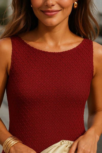 Vestido corto de fit ajustado, sin mangas, cuello barco y escote en espalda con lazo amarrable posterior. Detalle de textura en tejido.