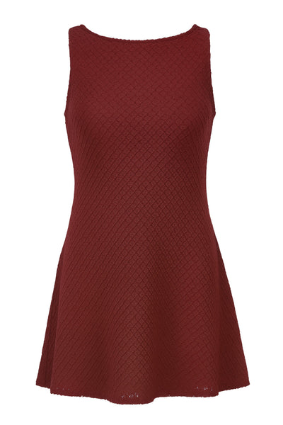 Vestido corto de fit ajustado, sin mangas, cuello barco y escote en espalda con lazo amarrable posterior. Detalle de textura en tejido.