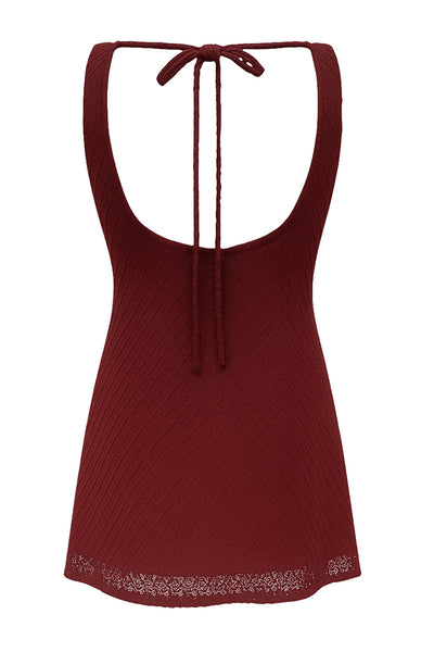 Vestido corto de fit ajustado, sin mangas, cuello barco y escote en espalda con lazo amarrable posterior. Detalle de textura en tejido.