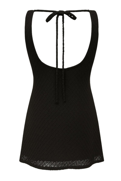 Vestido corto de fit ajustado, sin mangas, cuello barco y escote en espalda con lazo amarrable posterior. Detalle de textura en tejido.