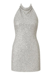 Vestido corto de lentejuelas, cuello halter fluido, sin mangas, escote en espalda y cierre posterior con broches ocultos.