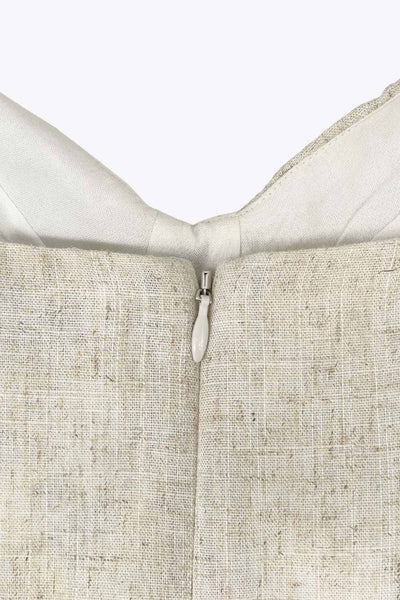 Vestido corto de tirantes con nudo amarrable, escote corazón con cortes y plisados, fit ajustado, corte en a y cierre posterior con cremallera oculta.