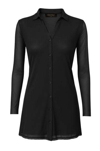 Vestido camisero de mesh, manga larga con transparencia, cuello camisero, fit recto y cierre frontal con hilera de botones.