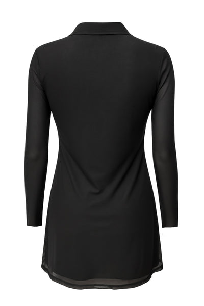 Vestido camisero de mesh, manga larga con transparencia, cuello camisero, fit recto y cierre frontal con hilera de botones.