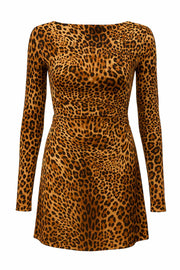 Vestido corto de estampado animal, fit ajustado, manga larga, corte en a, cuello barco y plisados en laterales en cintura.