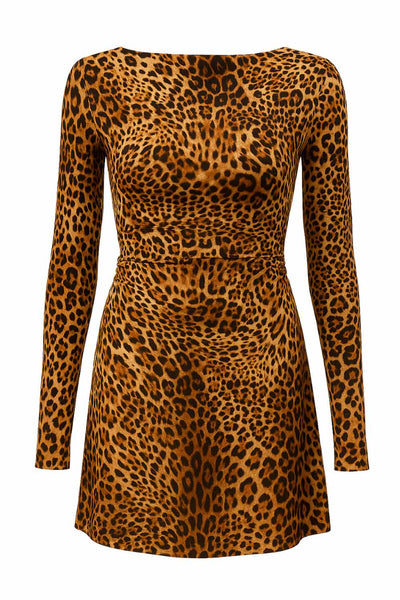 Vestido corto de estampado animal, fit ajustado, manga larga, corte en a, cuello barco y plisados en laterales en cintura.