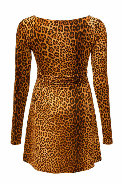 Vestido corto de estampado animal, fit ajustado, manga larga, corte en a, cuello barco y plisados en laterales en cintura.